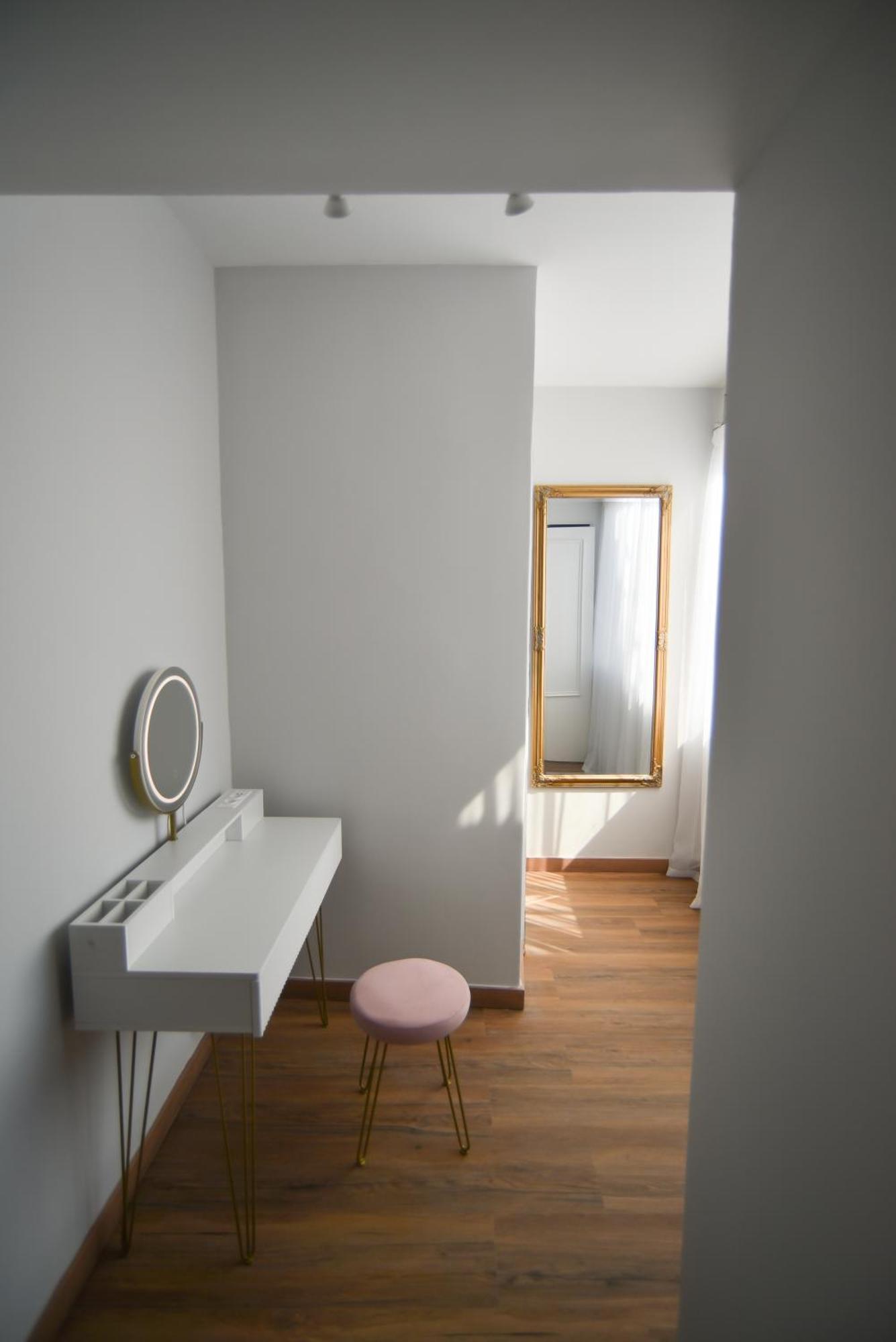 Black And White 6 Apartment *